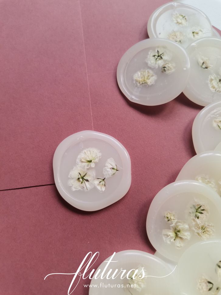 Sigilii ceara- realizate manual- insertii flori albe  Fluturas_Paper   